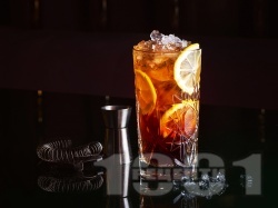 Коктейл Honey Rum Swizzle с тъмен ром, лимон и мед - снимка на рецептата Коктейл Honey Rum Swizzle с тъмен ром, лимон и мед - снимка на рецептата